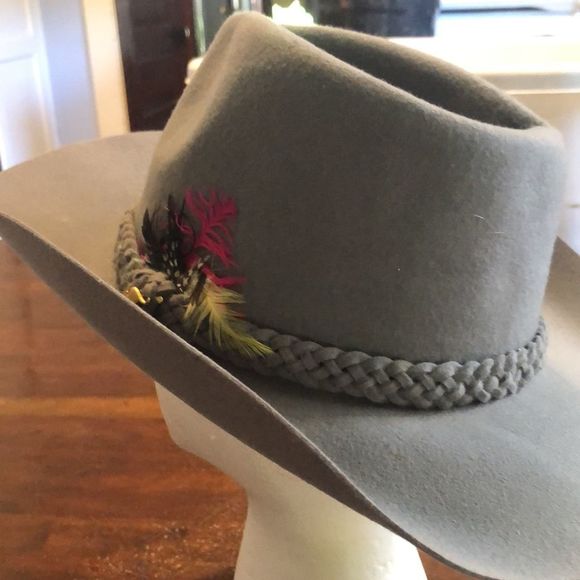 Cowboy hat 🤠  Grey/braid around crown/feathers/kangaroo accent gold tone large - Picture 5 of 14